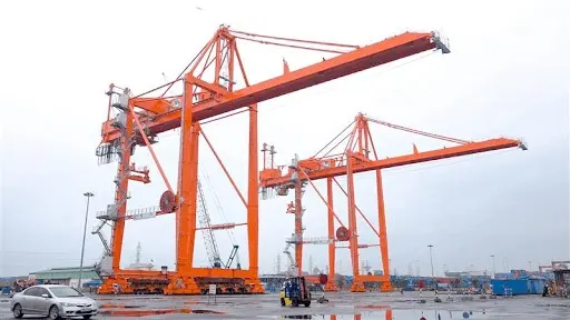 Cẩu trục gantry cảng biển - ứng dụng cảm biến rung giám sát thiết bị nâng hạ